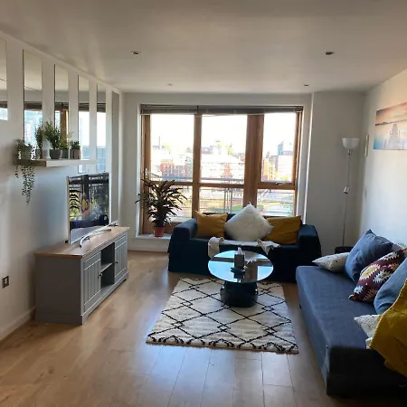 Lovely 2bed With Balcony! Apartment *
