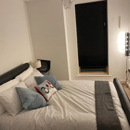 Lovely 2bed With Balcony! * Leeds